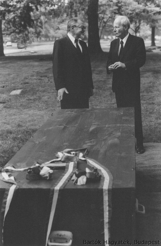 Péter Bartók and Béla Bartók Jr. in 1988 next to their father’s casket